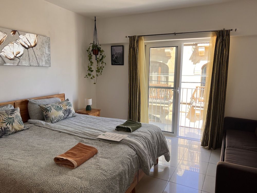 All Nations Holiday Home Family Triple Room, Balcony, City View 5