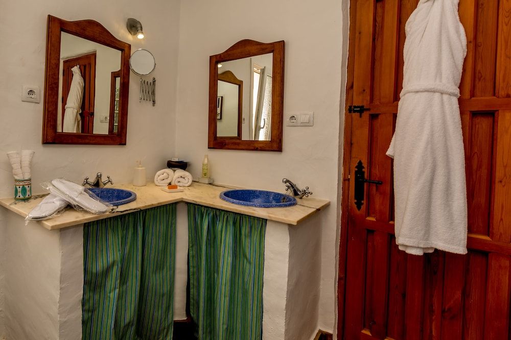 Hotel Los Castaños Deluxe Double Room, 1 King Bed, Mountain View 5