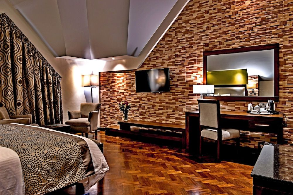 undefined Magna Hotel and Suites 4