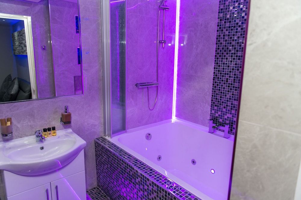 Aphrodite Suites Huddersfield Superior Apartment, Ensuite 23