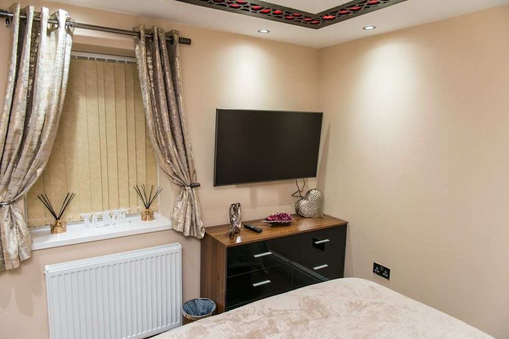 Aphrodite Suites Huddersfield Superior Apartment, Ensuite 7