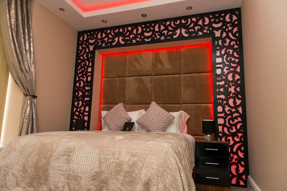 Aphrodite Suites Huddersfield Executive Suite, Ensuite (Ground Floor Flat) 13