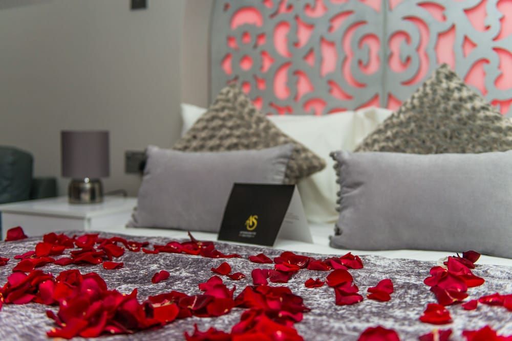 Aphrodite Suites Huddersfield Deluxe Apartment, Ensuite (First Floor Back Flat) 10