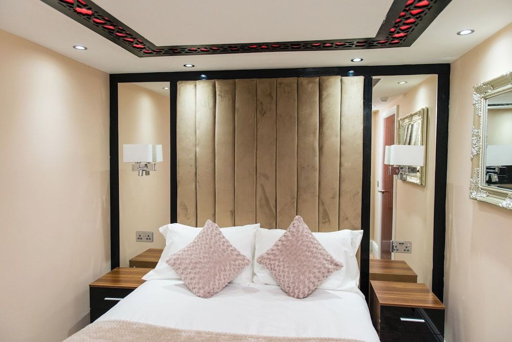 Aphrodite Suites Huddersfield Superior Apartment, Ensuite 4