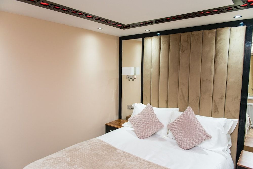 Aphrodite Suites Huddersfield Superior Apartment, Ensuite 2