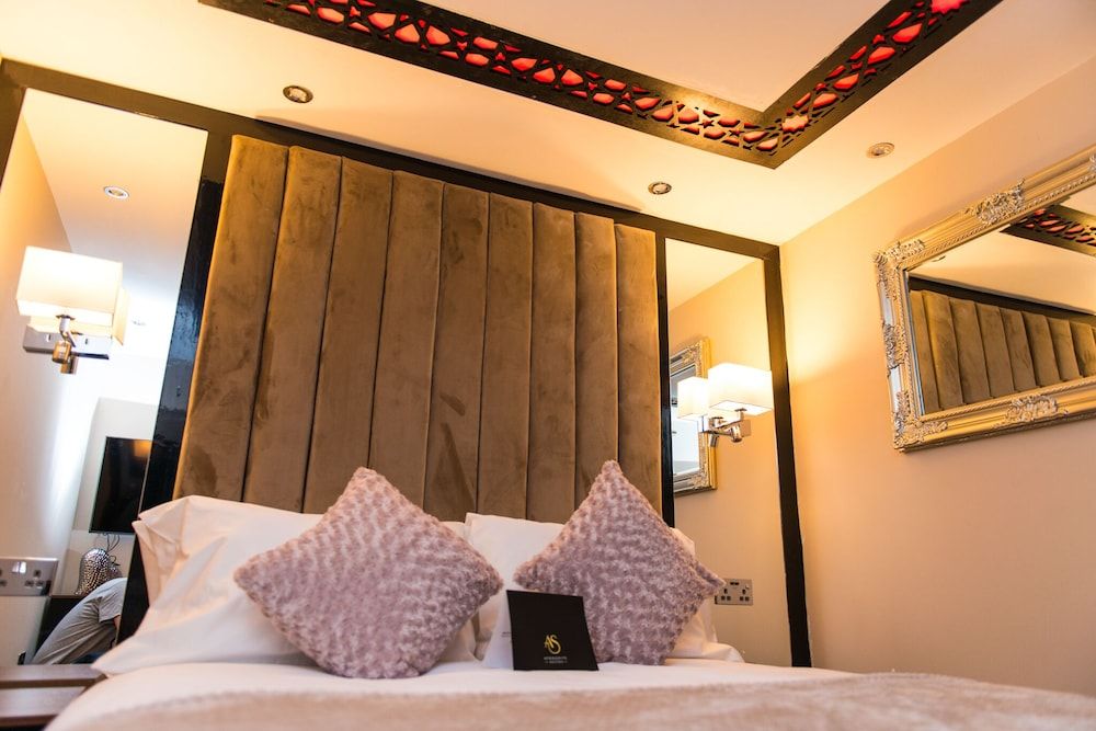 Aphrodite Suites Huddersfield Superior Apartment, Ensuite 5