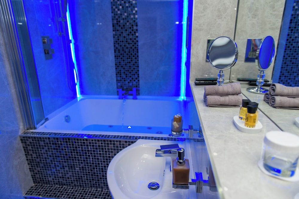 Aphrodite Suites Huddersfield Executive Suite, Ensuite (Ground Floor Flat) 19