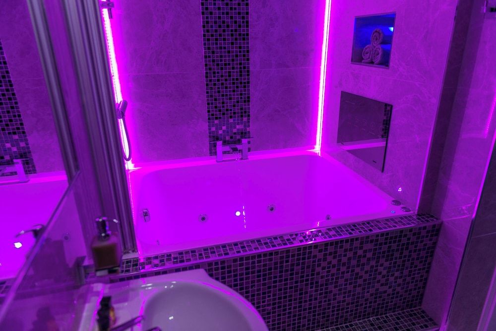 Aphrodite Suites Huddersfield Superior Apartment, Ensuite 24