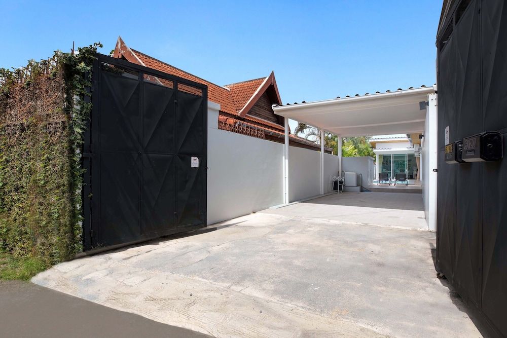 undefined Tropical Living in Modern Villa Lancelot 2