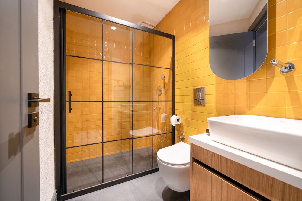 Reddoors Suites Sea View Comfort Room 8