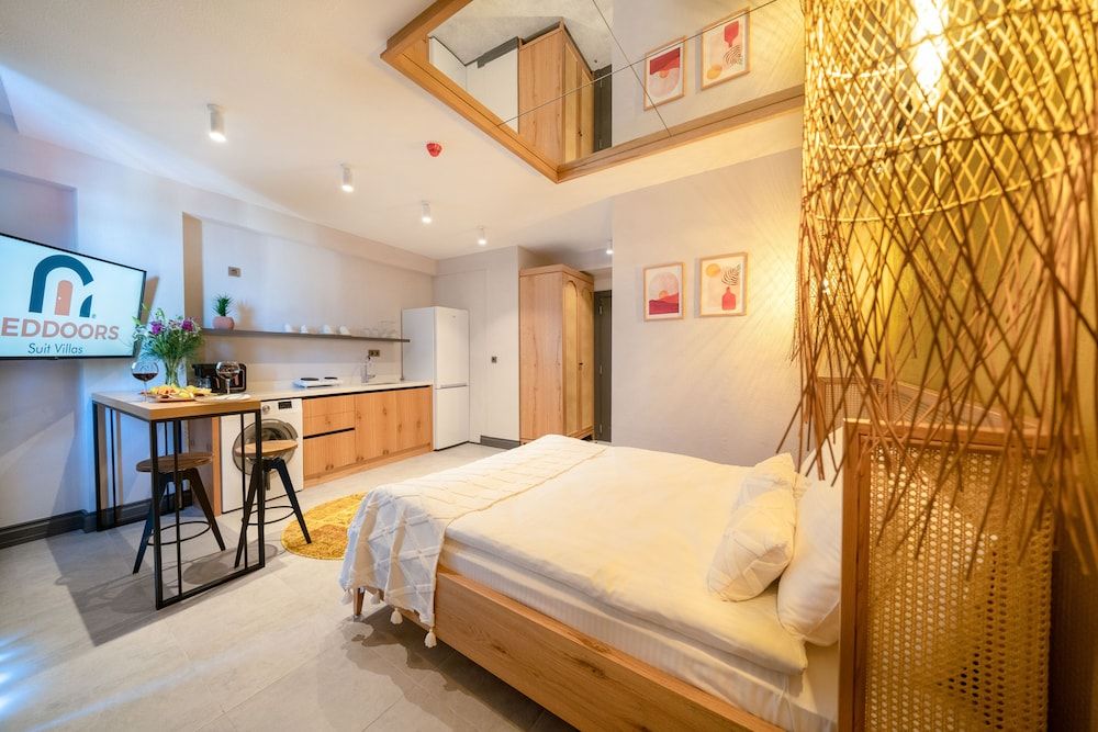 Reddoors Suites Sea View Comfort Room 2