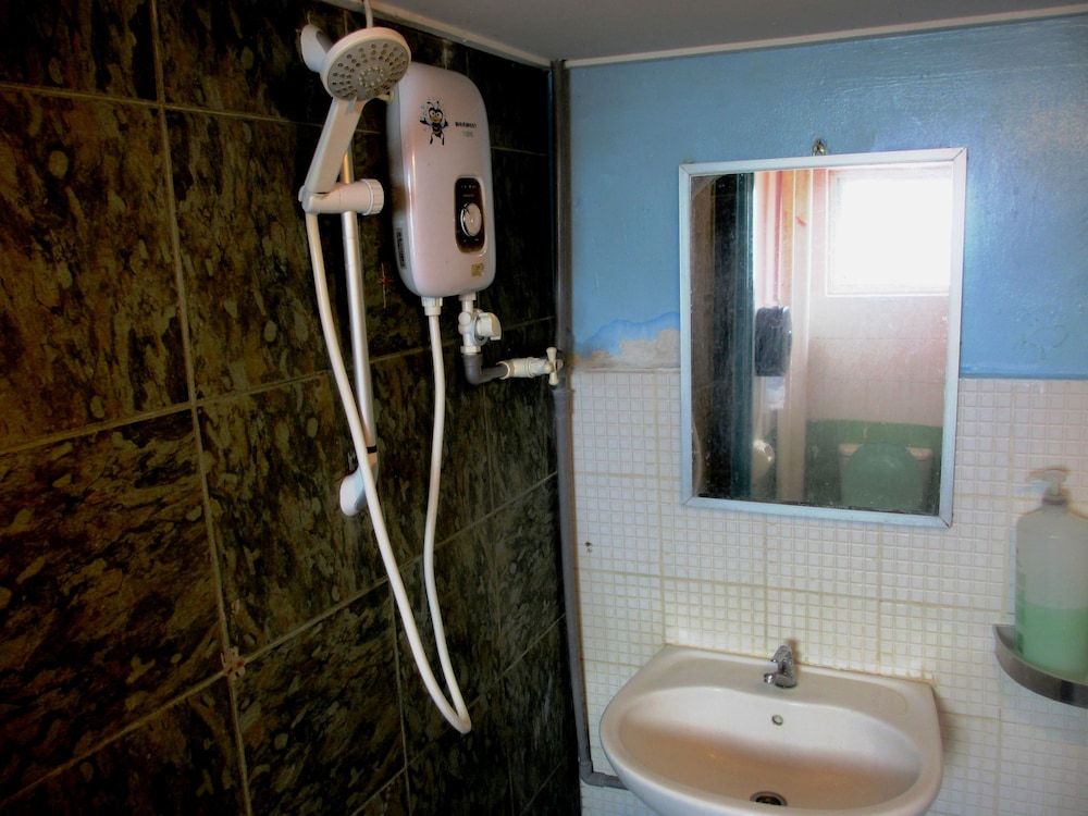 Sandakan Backpackers Hostel Standard Family Room 4