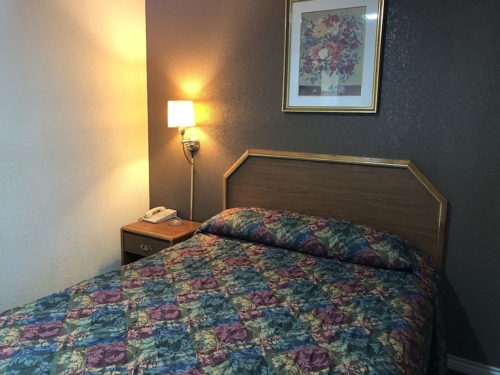 Basic Room, 1 Queen Bed, Smoking