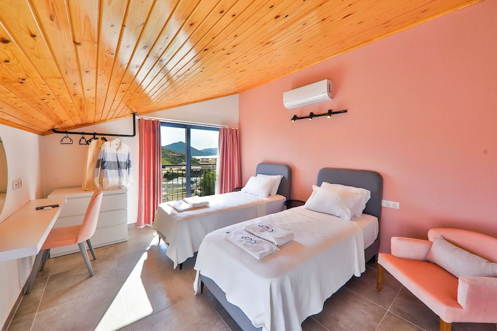 undefined Joyy Suit & Apart