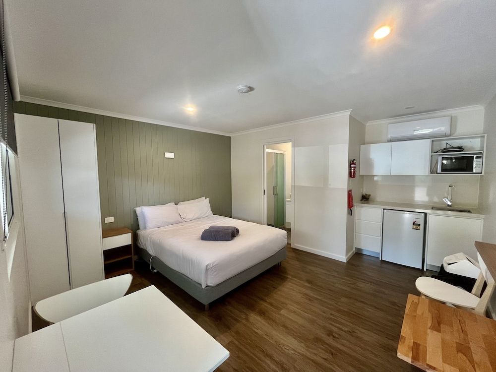 Young Tourist Park Deluxe Double Room 3