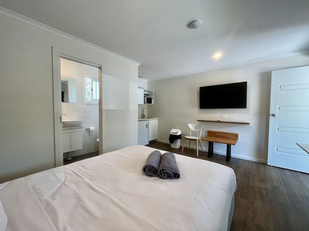 Young Tourist Park Deluxe Double Room 2