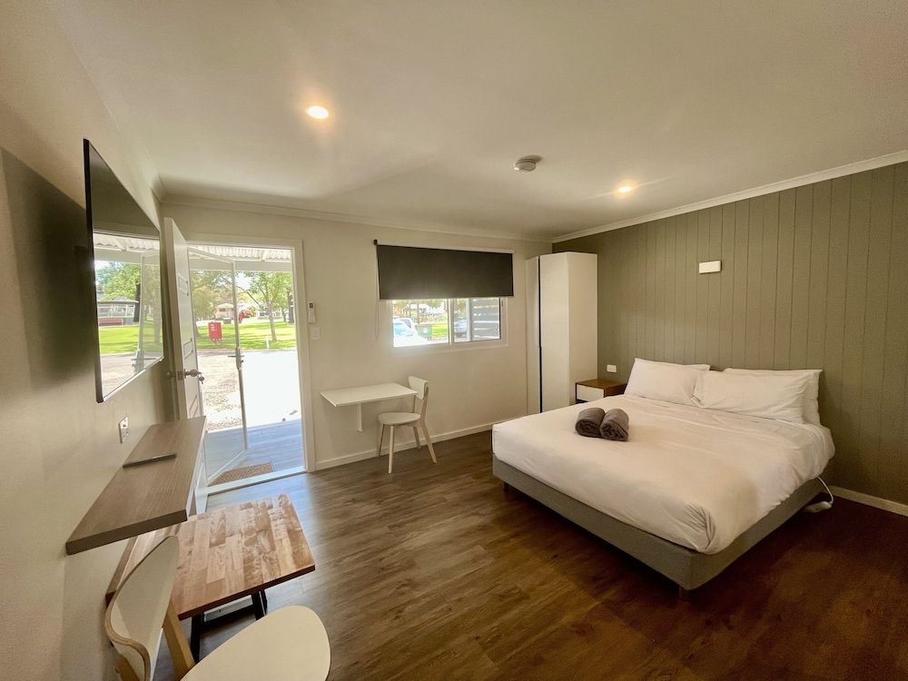 Young Tourist Park Deluxe Double Room 4