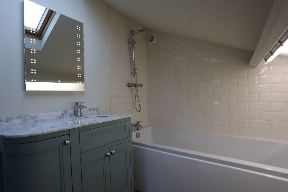 The Rising Sun Deluxe Double Room, Ensuite, River View (Room 3) 5