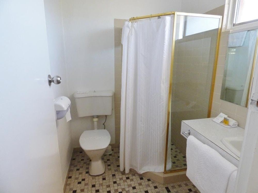 Ben Hall Motor Inn Standard Double Room 2