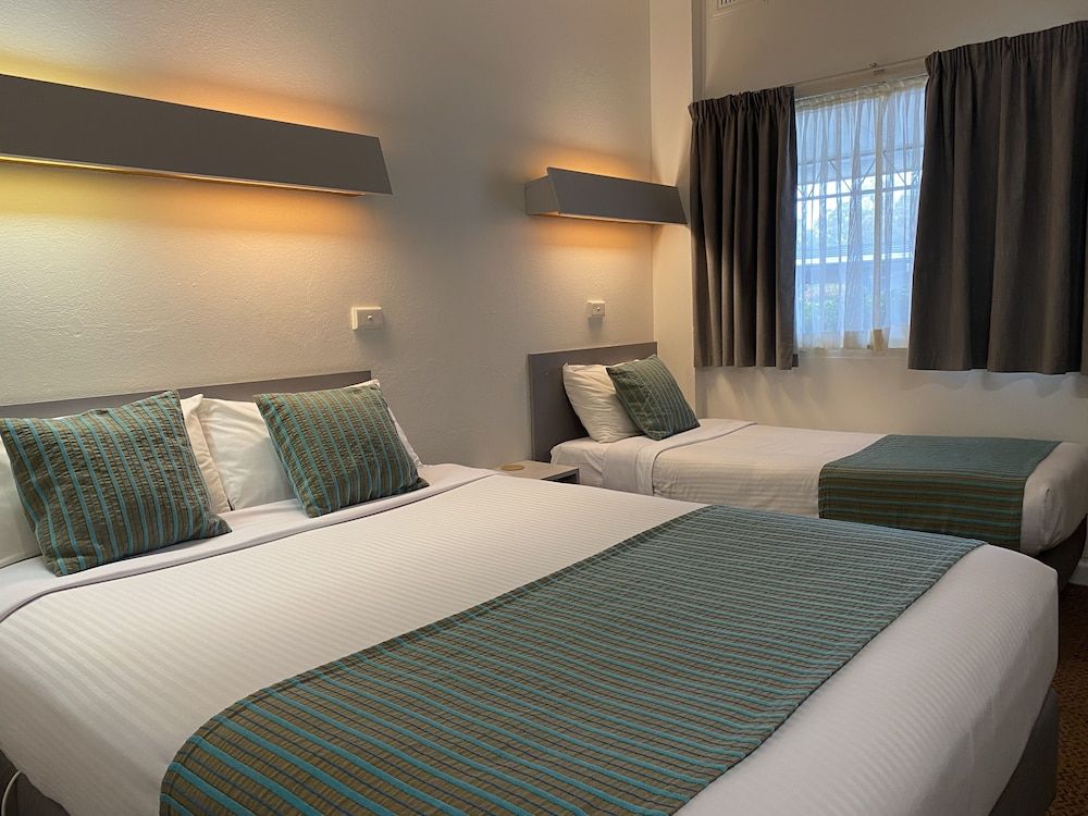 Ben Hall Motor Inn Standard Twin Room