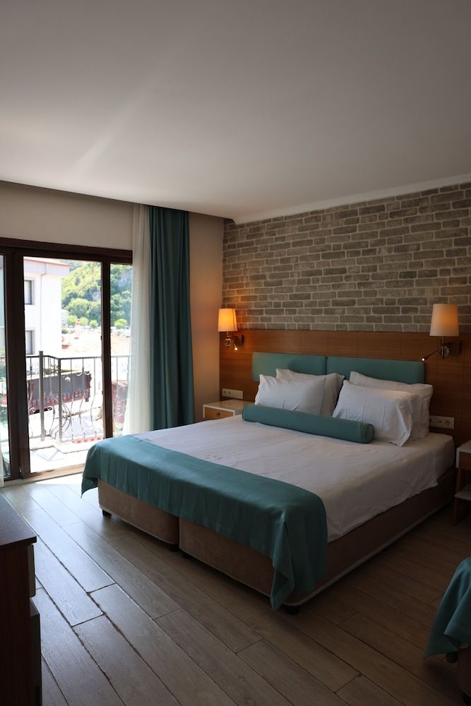 Sardinia Hotel Deluxe Triple Room