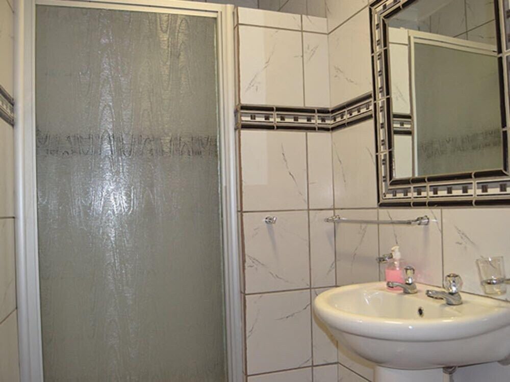 Esme's Guest House Queen Room 3