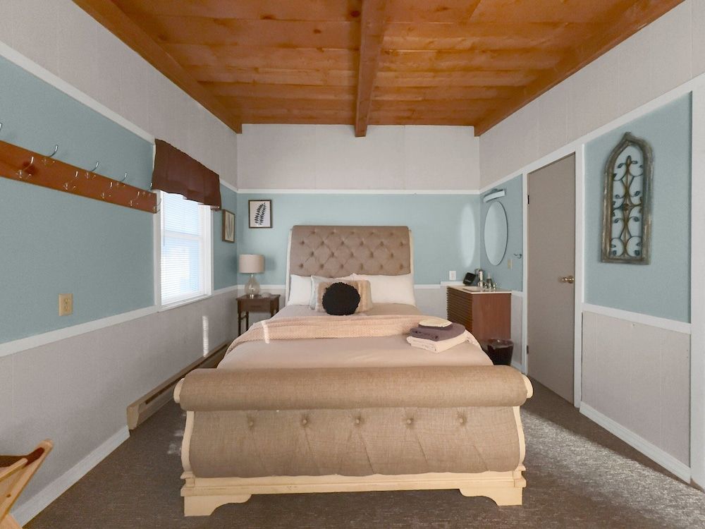 Timberline Lodge Room 202 2