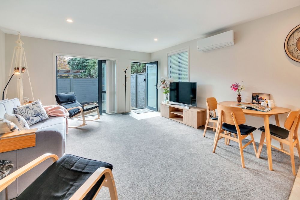 Beautifully Styled 2BR w 2 Carparks & Aircon House, 2 Bedrooms 12