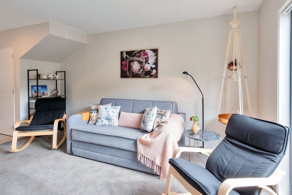 Beautifully Styled 2BR w 2 Carparks & Aircon House, 2 Bedrooms 11