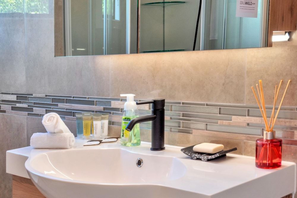 Beautifully Styled 2BR w 2 Carparks & Aircon House, 2 Bedrooms 19