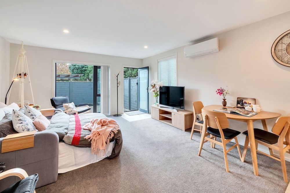Beautifully Styled 2BR w 2 Carparks & Aircon House, 2 Bedrooms 17