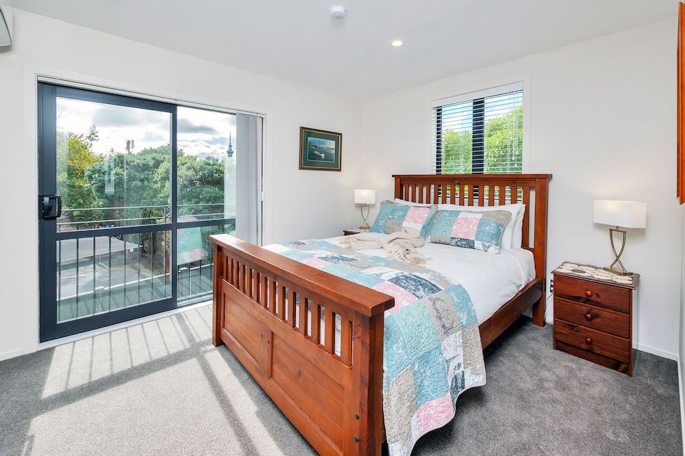 undefined Beautifully Styled 2BR w 2 Carparks & Aircon 4