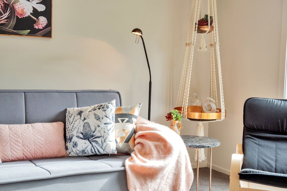 Beautifully Styled 2BR w 2 Carparks & Aircon House, 2 Bedrooms 10