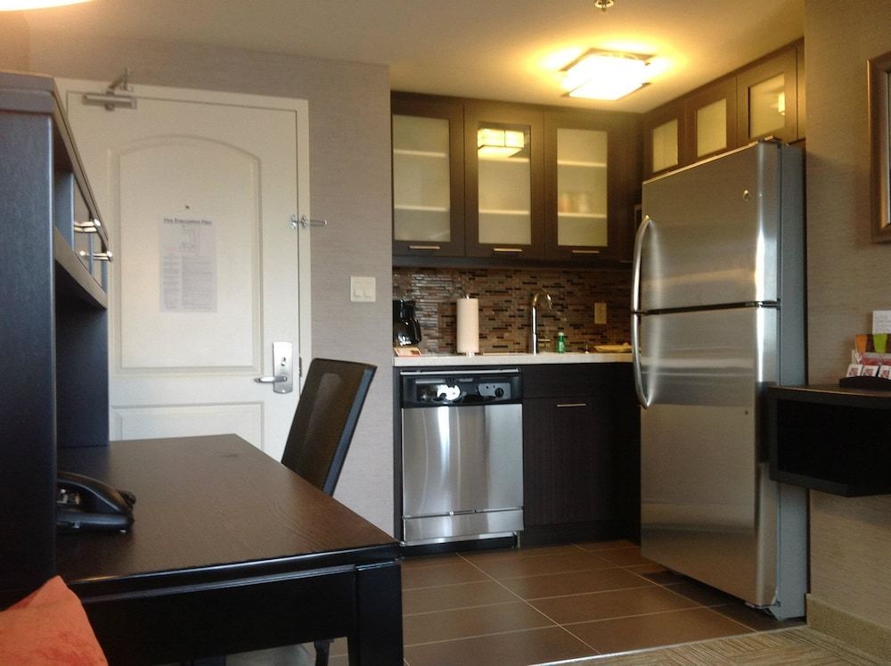 Studio Suite, Transfer Shower, Kitchen (Mobility Accessible)