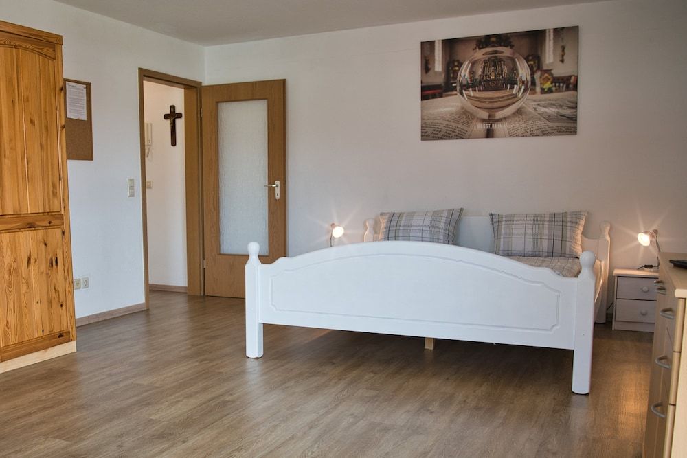 Basic Apartment, Multiple Beds