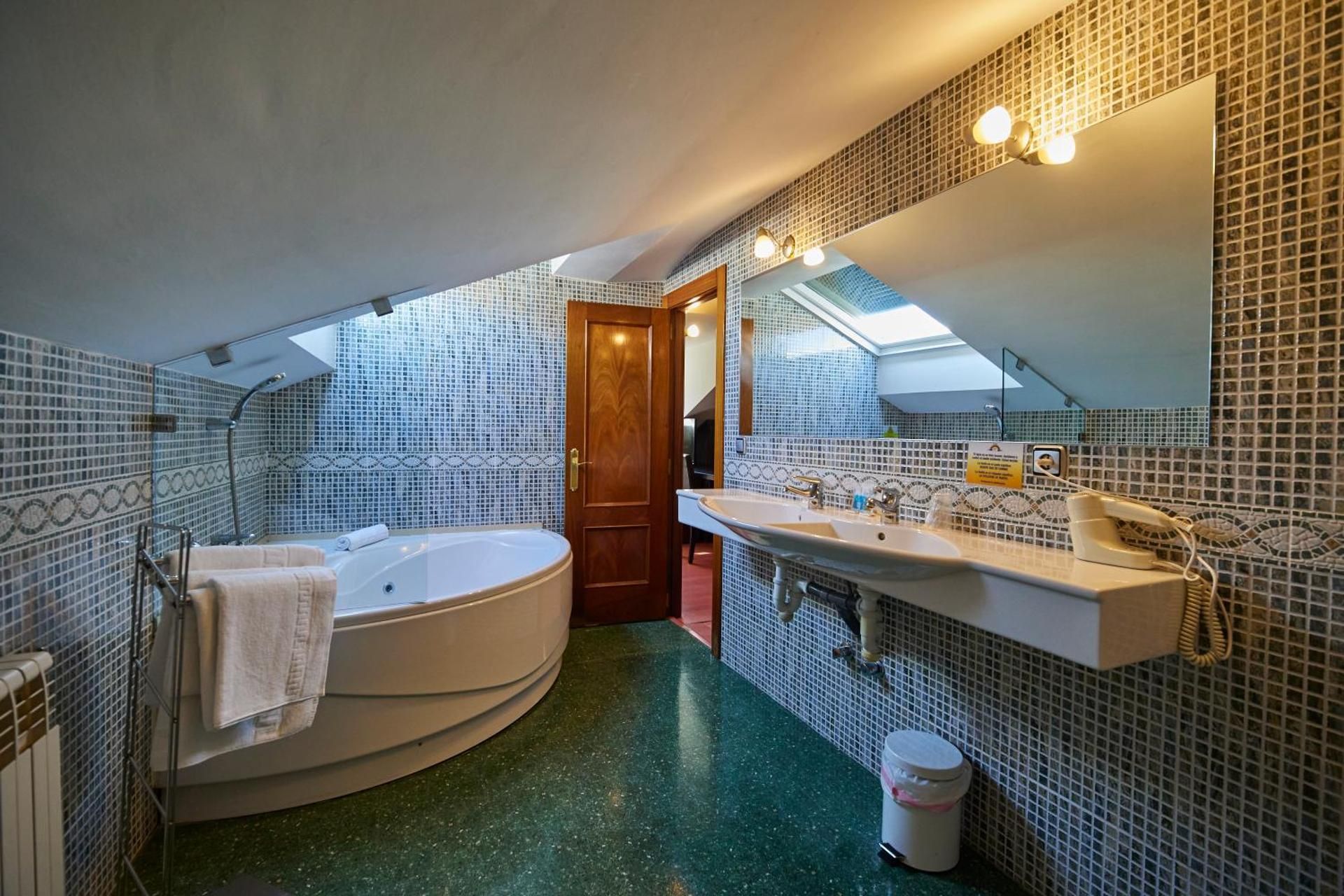 Family Room with spa bath (2 Adults + 1 Child)