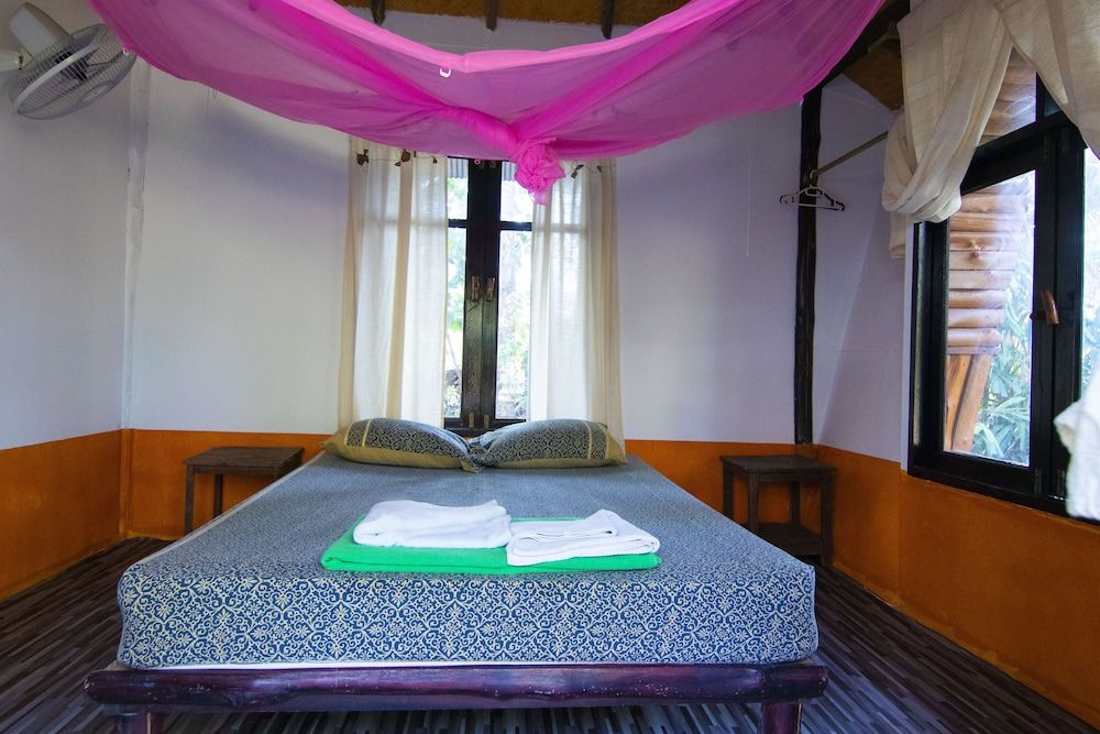 Ban Na Kai Mook Beach Double Bungalow with Fan 5