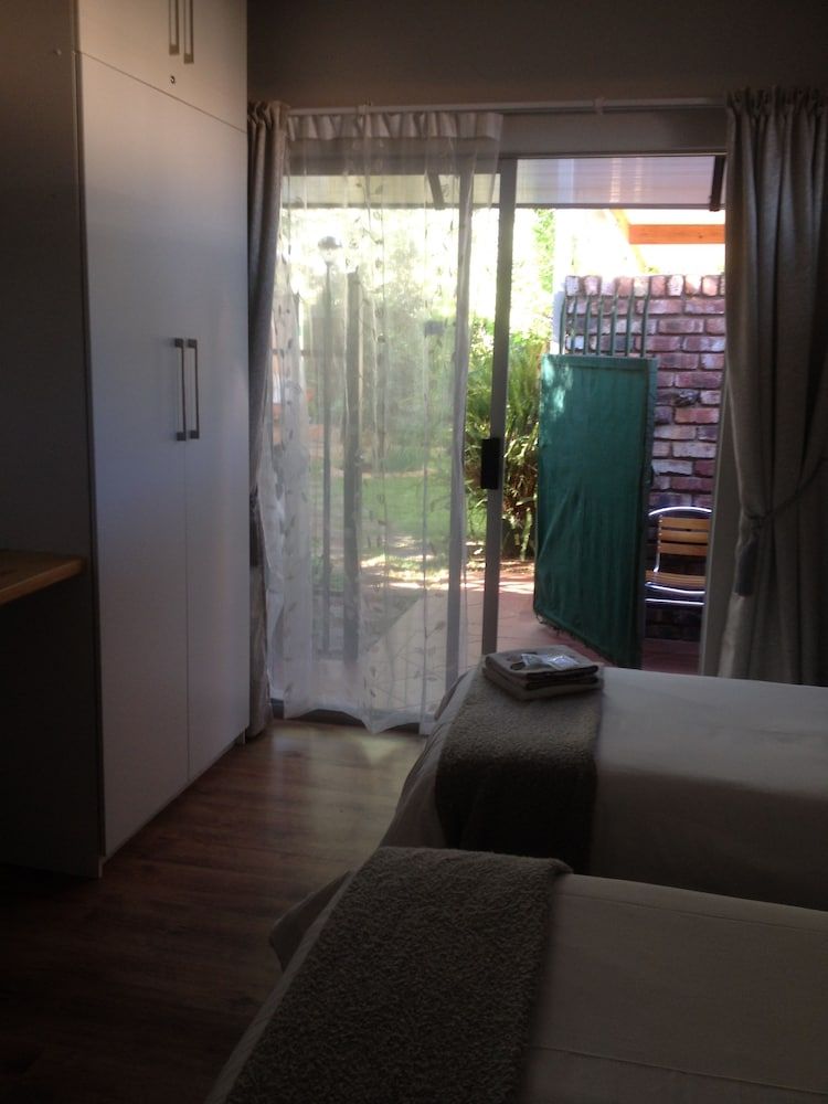 The Nook B&B Comfort Twin Room, Multiple Beds, Refrigerator & Microwave, Garden View 7