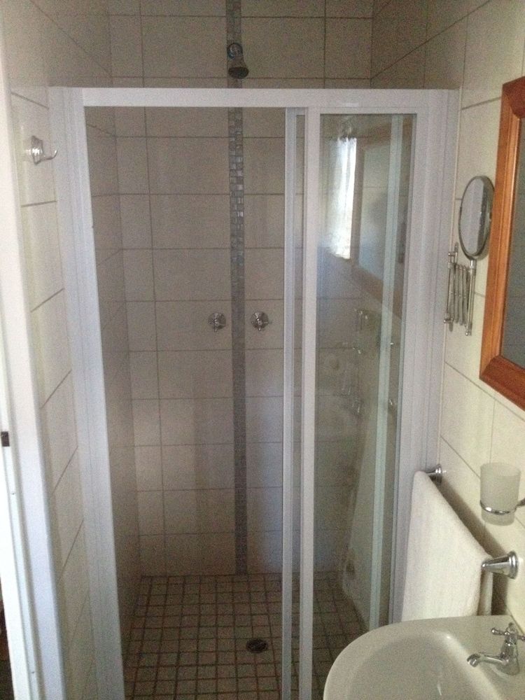 The Nook B&B Comfort Twin Room, Multiple Beds, Refrigerator & Microwave, Garden View 8