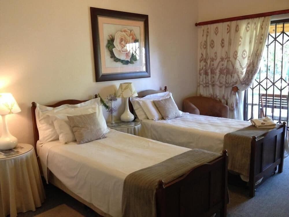 The Nook B&B Comfort Twin Room, 2 Twin Beds, Refrigerator & Microwave, Pool View 4