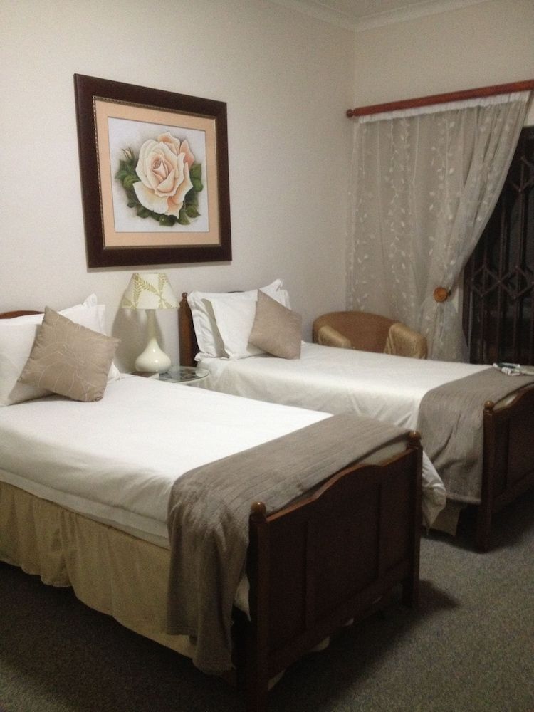 The Nook B&B Comfort Twin Room, 2 Twin Beds, Refrigerator & Microwave, Pool View 3