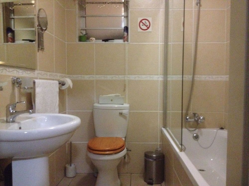 The Nook B&B Comfort Twin Room, 2 Twin Beds, Refrigerator & Microwave, Pool View 6