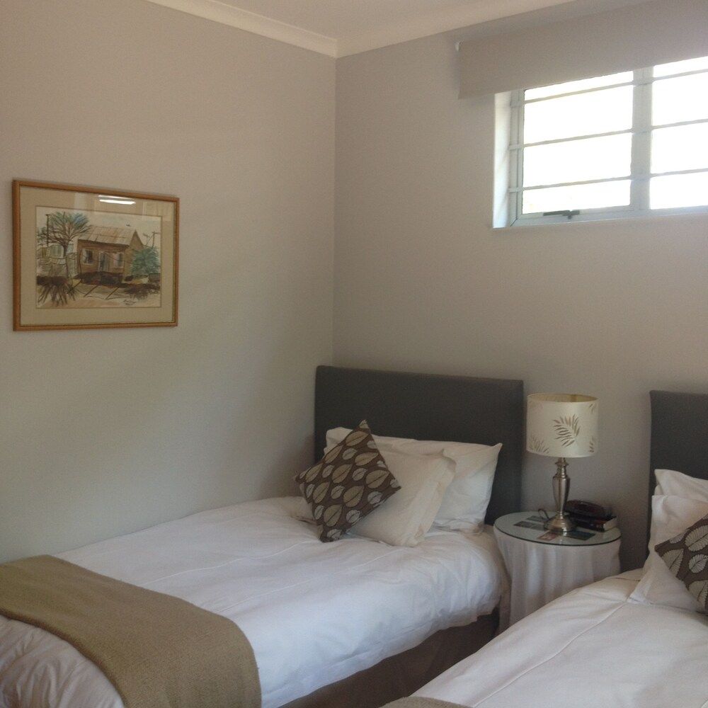 The Nook B&B Comfort Twin Room, Multiple Beds, Refrigerator & Microwave, Garden View 3