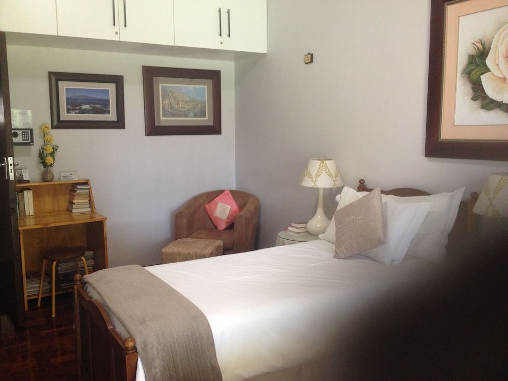 The Nook B&B Comfort Twin Room, 2 Twin Beds, Refrigerator & Microwave, Pool View 2