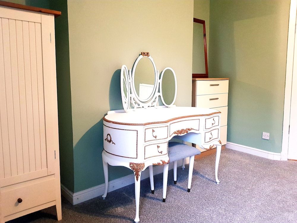 undefined Warm Cosy Family Home With Free Parking 7