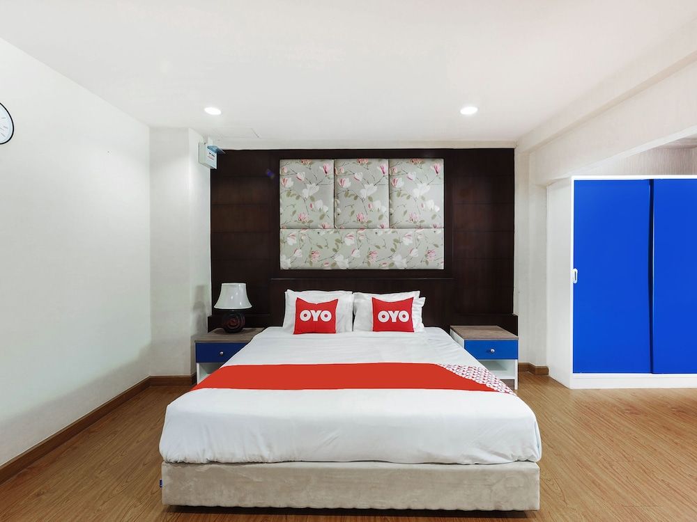 OYO 995 Blue Cafe Apartment Deluxe Double Room