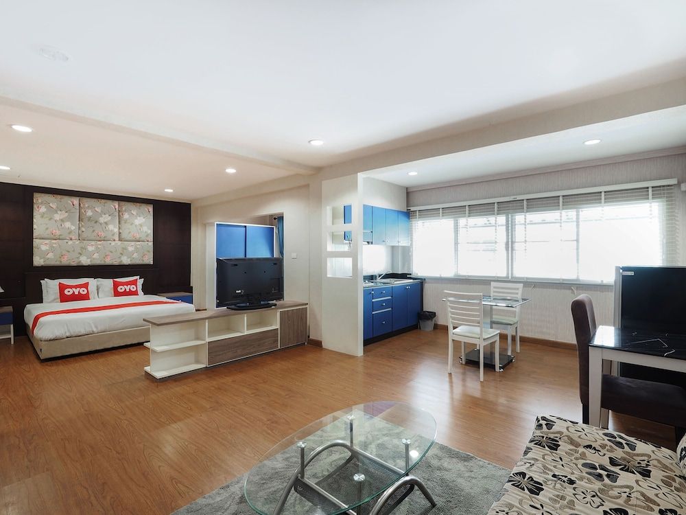 OYO 995 Blue Cafe Apartment Deluxe Double Room 4