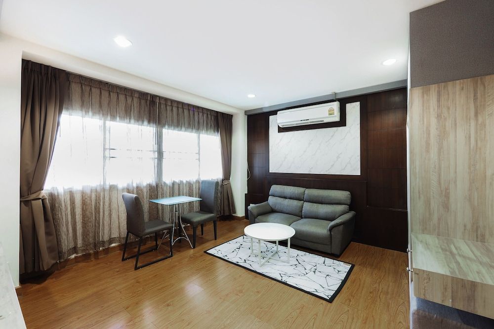 OYO 995 Blue Cafe Apartment Premier Twin Room 5