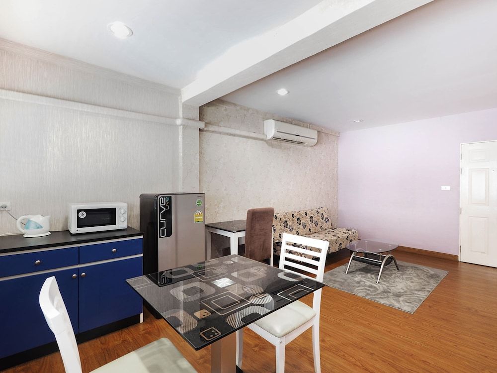 OYO 995 Blue Cafe Apartment Deluxe Double Room 6