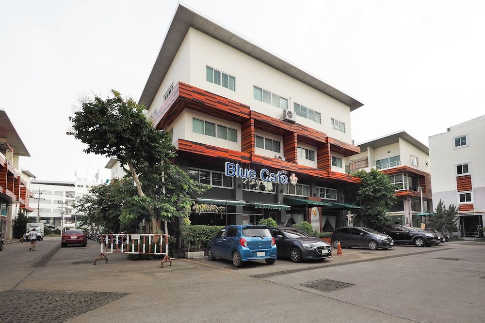 undefined OYO 995 Blue Cafe Apartment